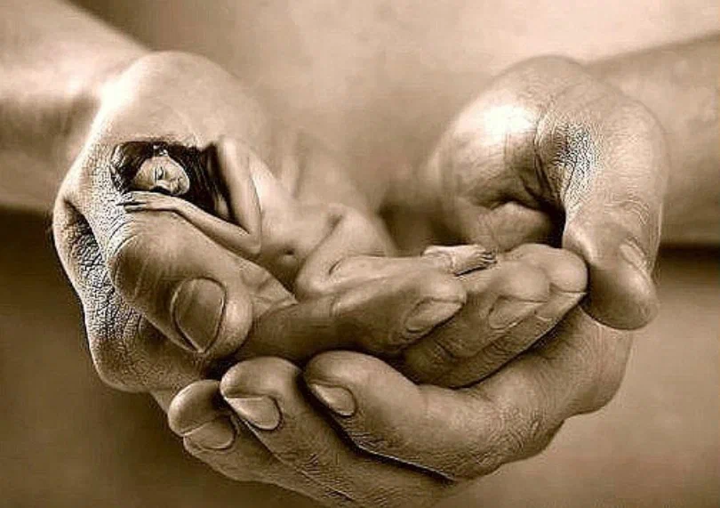 Женщина на руках у мужчины.png